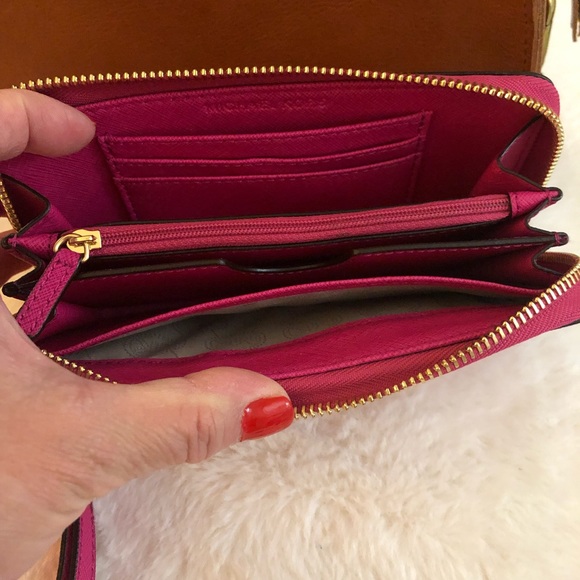 SALE🌼Michael Kors Zip Wallet Fuschia💥 - Picture 9 of 11